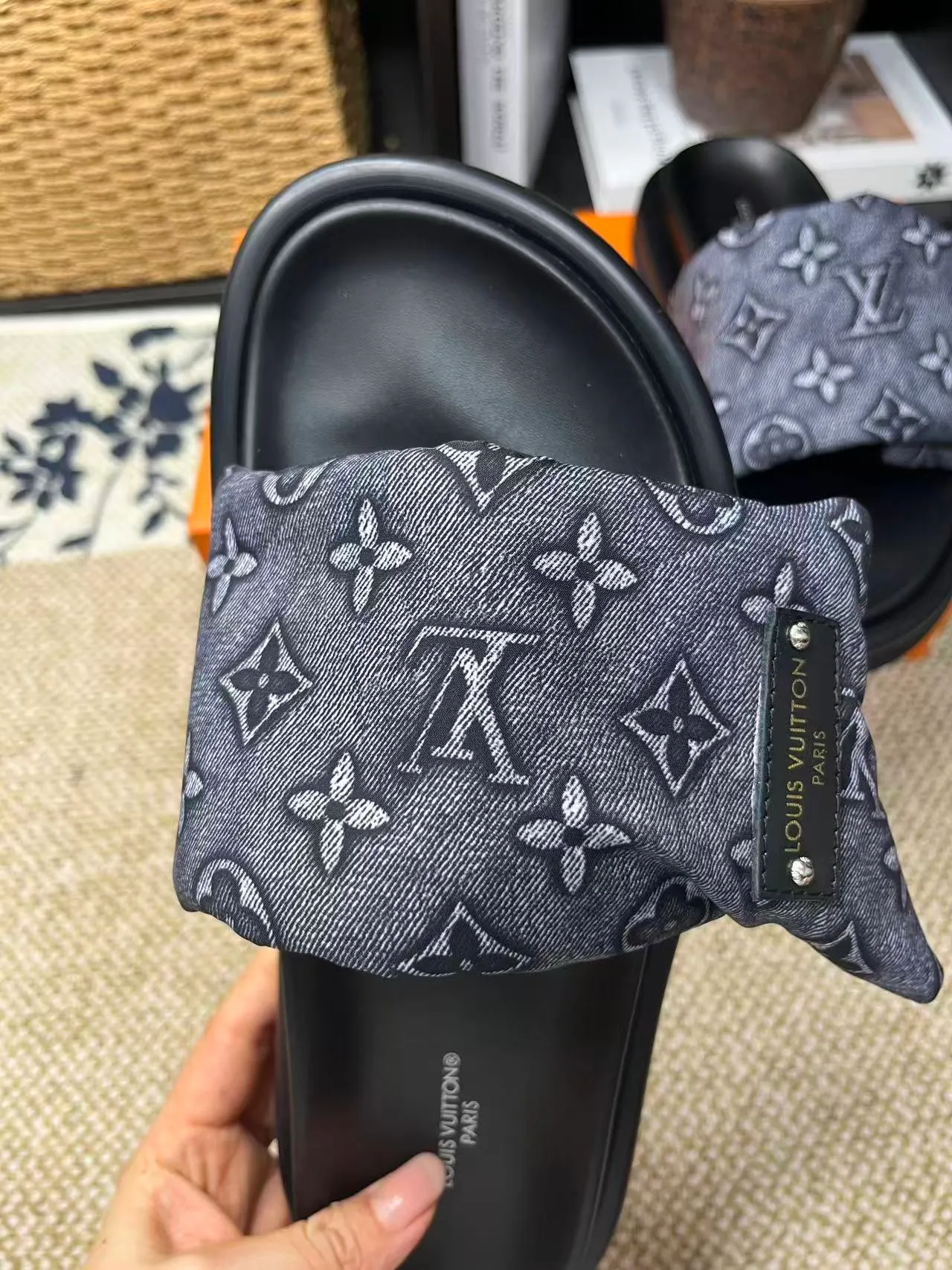 P340 [New Style] [LOUIS VUITTON] Louis Vuitton, LV printing, men's and women's slippers are now on the market, packed in drawer boxes with cloth bags and cards, the upper pattern looks very soft and waxy, and is a super versatile leg slimming tool. Fabric: imported denim/canvas/old fabric, LV hardware LOGO, official website pattern printing, comfortable to wear, feet: high-elastic PU water table. Sole: foam sole, heel height: about 5cm. Code number: 35-46, 35, 45, 46 are custom-made and non-returnable. Color: multiple colors and styles available.